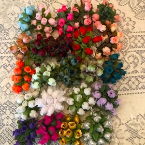 Rosas de favor de poliéster - 24 peças - 23 cores - Flores de favor perfeitas - Hastes de arame para projetos de artesanato fáceis - Ótimo para mini laços e tule de franzir - Artesanato infantil