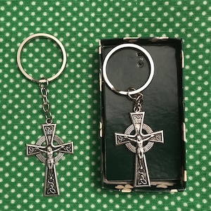 Regalos irlandeses, regalos de San Patricio, pequeños regalos con temática irlandesa, llaveros, marcapáginas, tapón de vino, abrecartas, imanes, diseño de trébol de Claddagh, cumpleaños