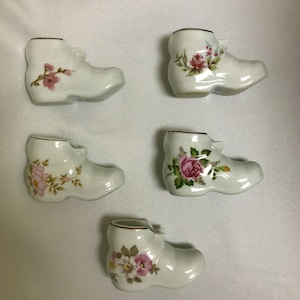 セラミックベビーシューズ - ブーティ - ヴィンテージ - 6 スタイル - 美しい記念品 - 愛らしいケーキトッパー - Leart の釉薬をかけた磁器 - ブラジル製 & Capodimonte ブーティ