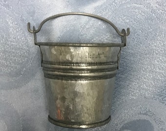 Pequeños cubos de playa de metal en tonos pastel y plateados - 2 tamaños - Cubos galvanizados - Excelentes recuerdos - Muñecas - Casas de muñecas - Manualidades para niños - Despedidas de soltera - Baby showers - Pascua