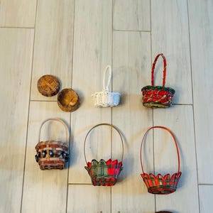 Petits paniers en osier, bols, boîte de 9 styles, sans poignée, Noël, coeur, patriotique, idéal pour poupées, bibelots, pinces à cheveux, bureaux, mini paniers
