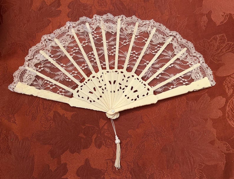 Vintage Lace Folding Fans-4 Sizes-White & Ivory-Perfect Condition from our Bridal Shop-Victorian Fans for You and Your Dolls-19" to 5 1/2" image 8