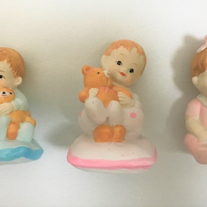 Meisje en jongen babyfiguurtjes-keramisch 3 stijlen-vintage uit de jaren 90 baby met teddybeer-ideaal voor babyshowers-leuke taarttopper-klein cadeau