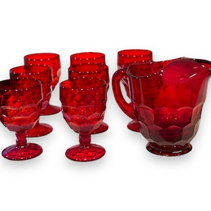 Zestaw 8 szklanek do wody i dzbanka o pojemności 30 uncji z kolekcji Mid Century Viking Ruby Red Georgian w kształcie plastra miodu