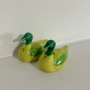 Saleros y pimenteros vintage con forma de pato pintados a mano