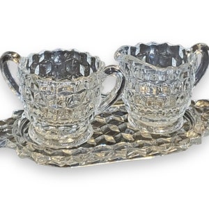 Set antico di lattiera, zuccheriera e vassoio americano Fostoria American Clear (stelo 2056) di FOSTORIA Cube Motif Pressed Pattern Glass USA