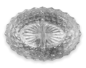 Puede incluir: Un plato de servir dividido de vidrio transparente con un patrón de diamante en el borde exterior y un patrón de abanico en el interior.