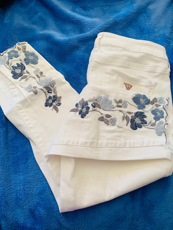 White Embroidered Guess Jeans Sz. 28