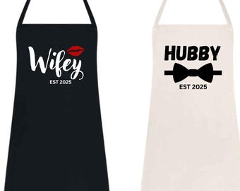Couple Aprons Wifey Est 2025 Hubby Est 2025 -Baking Gifts for Wife Husband Girlfriend or Boyfriend- Ideal for Anniversaries