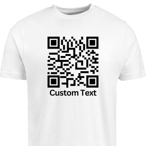 Puede incluir: Camiseta blanca con un código QR negro y el texto "Custom Text" impreso en la parte delantera.