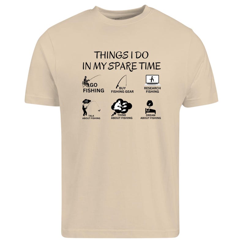 Puede incluir: Una camiseta beige de manga corta con el texto negro "THINGS I DO IN MY SPARE TIME" sobre seis iconos que representan actividades de pesca, incluyendo "GO FISHING", "BUY FISHING GEAR", "RESEARCH FISHING", "TALK ABOUT FISHING", "THINK ABOUT FISHING" y "DREAM ABOUT FISHING".