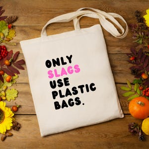 スラグだけがプラスチックバッグを使用しています。日常使いに最適なアートプリントトートバッグ。高品質の再利用可能なトートバッグ。女の子に最適なコットントートバッグ。