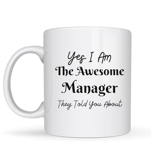 Può includere: Tazza da caffè in ceramica bianca con la scritta "Yes I Am The Awesome Manager They Told You About" in nero. La tazza ha un manico curvo ed è adatta per bevande calde o fredde.