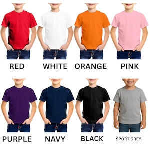 Puede incluir: Una colecci&oacute;n de ocho camisetas de manga corta y cuello redondo en rojo, blanco, naranja, rosa, morado, azul marino, negro y gris deportivo. Cada camiseta se combina con vaqueros azules y se etiqueta con el nombre del color en texto negro.