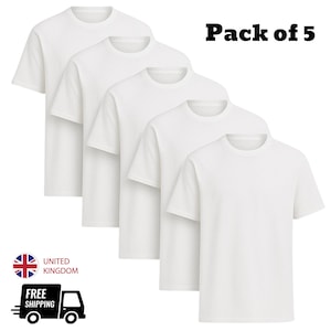 Könnte beinhalten: Ein Paket mit fünf weißen T-Shirts mit Rundhalsausschnitt. Der Text "Pack of 5" ist sichtbar. Das Bild enthält auch eine Flagge des Vereinigten Königreichs und eine Grafik "Kostenloser Versand". Die T-Shirts sind diagonal angeordnet.