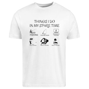 Puede incluir: Una camiseta blanca de manga corta con texto negro que dice THINGS I DO IN MY SPARE TIME seguido de seis iconos con las etiquetas: GO FISHING, BUY FISHING GEAR, RESEARCH FISHING, TALK ABOUT FISHING, THINK ABOUT FISHING y DREAM ABOUT FISHING.