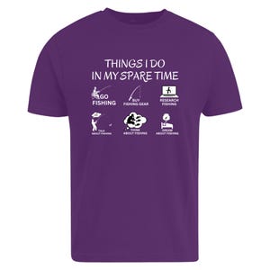 Puede incluir: Una camiseta morada de manga corta con texto blanco que dice THINGS I DO IN MY SPARE TIME, acompa&ntilde;ada de seis iconos gr&aacute;ficos que representan actividades de pesca etiquetados como GO FISHING, BUY FISHING GEAR, RESEARCH FISHING, TALK ABOUT FISHING, THINK ABOUT FISHING y DREAM ABOUT FISHING.