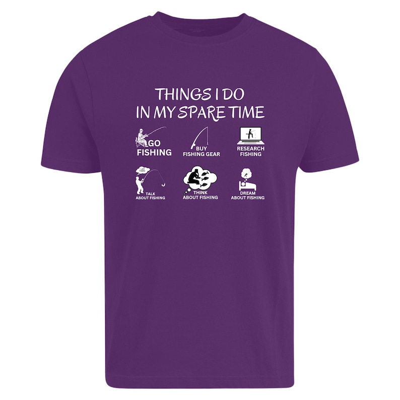 Puede incluir: Una camiseta morada de manga corta con texto blanco que dice THINGS I DO IN MY SPARE TIME, acompa&ntilde;ada de seis iconos gr&aacute;ficos que representan actividades de pesca etiquetados como GO FISHING, BUY FISHING GEAR, RESEARCH FISHING, TALK ABOUT FISHING, THINK ABOUT FISHING y DREAM ABOUT FISHING.