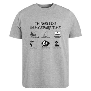 Puede incluir: Una camiseta gris jaspeado de manga corta con el texto en negro THINGS I DO IN MY SPARE TIME. Debajo del texto hay seis iconos gr&aacute;ficos negros con las etiquetas: GO FISHING, BUY FISHING GEAR, RESEARCH FISHING, TALK ABOUT FISHING, THINK ABOUT FISHING y DREAM ABOUT FISHING.