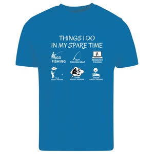 Puede incluir: Una camiseta azul de manga corta con texto blanco que dice THINGS I DO IN MY SPARE TIME, acompa&ntilde;ada de seis peque&ntilde;os iconos en blanco y negro que representan actividades de pesca con etiquetas como GO FISHING, BUY FISHING GEAR y RESEARCH FISHING.