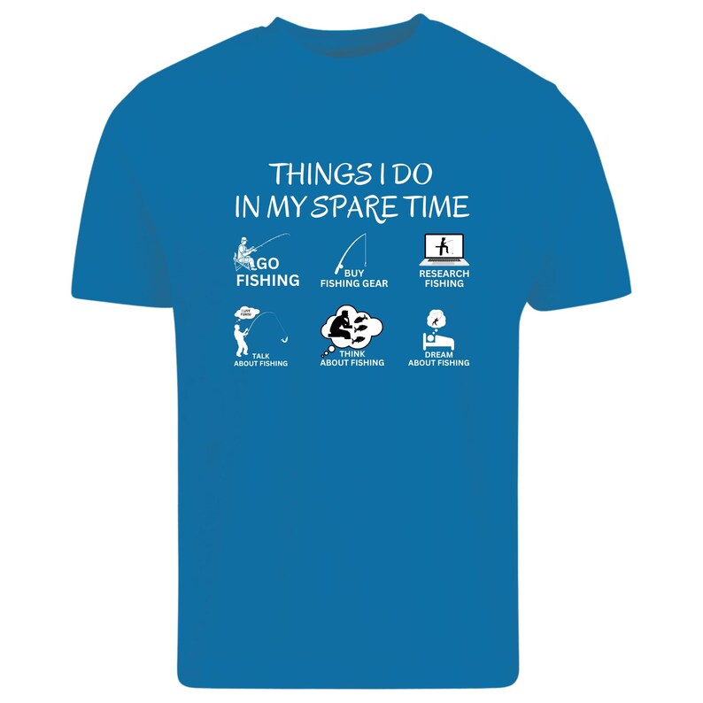 Puede incluir: Una camiseta azul de manga corta con texto blanco que dice THINGS I DO IN MY SPARE TIME, acompa&ntilde;ada de seis peque&ntilde;os iconos en blanco y negro que representan actividades de pesca con etiquetas como GO FISHING, BUY FISHING GEAR y RESEARCH FISHING.
