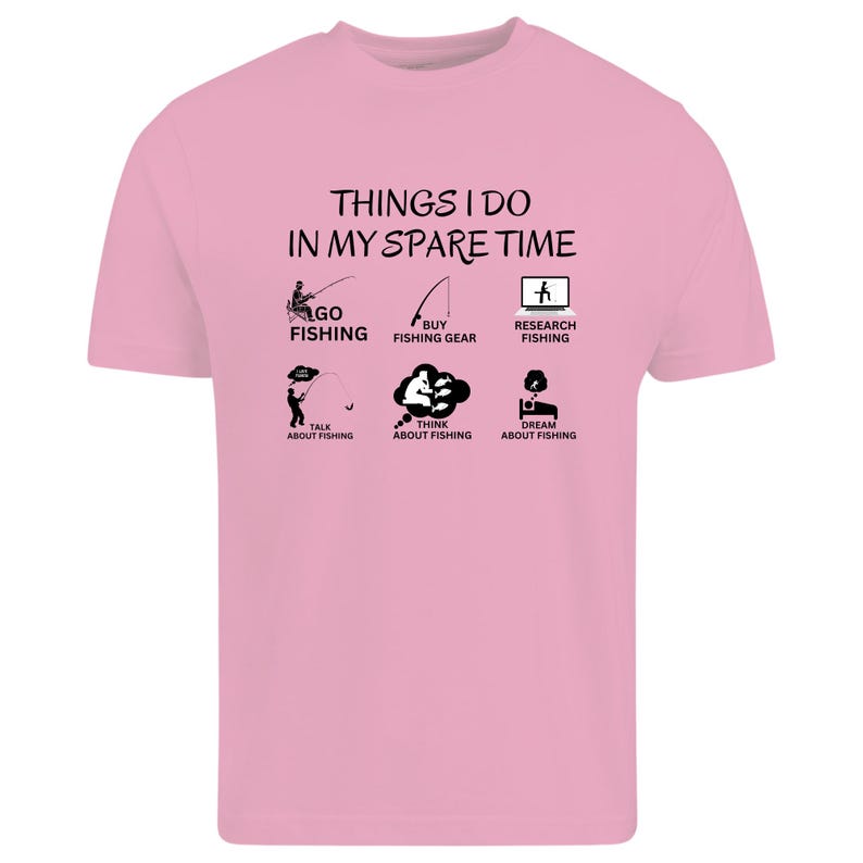 Puede incluir: Una camiseta de manga corta de color rosa claro con texto negro que dice THINGS I DO IN MY SPARE TIME, acompa&ntilde;ada de seis peque&ntilde;os iconos gr&aacute;ficos negros que representan actividades de pesca con etiquetas como GO FISHING y DREAM ABOUT FISHING.