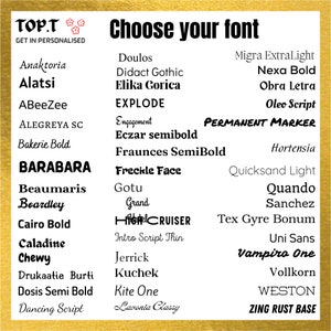 Pu&ograve; includere: Uno sfondo giallo e oro con un elenco di font in testo nero. Il testo "TOP.T Scegli il tuo font" &egrave; in cima all'immagine.