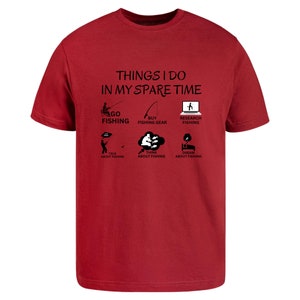 Puede incluir: Una camiseta de manga corta de color rojo oscuro con texto negro que dice THINGS I DO IN MY SPARE TIME, seguido de seis iconos con las etiquetas: GO FISHING, BUY FISHING GEAR, RESEARCH FISHING, TALK ABOUT FISHING, THINK ABOUT FISHING y DREAM ABOUT FISHING.