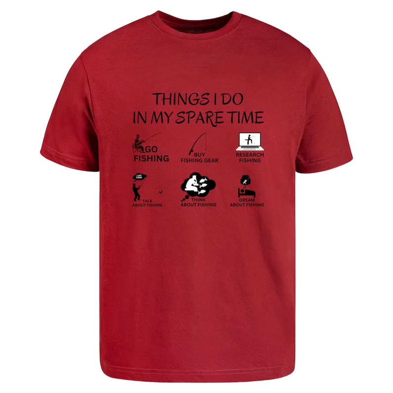 Puede incluir: Una camiseta de manga corta de color rojo oscuro con texto negro que dice THINGS I DO IN MY SPARE TIME, seguido de seis iconos con las etiquetas: GO FISHING, BUY FISHING GEAR, RESEARCH FISHING, TALK ABOUT FISHING, THINK ABOUT FISHING y DREAM ABOUT FISHING.