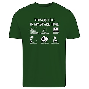 Puede incluir: Una camiseta de manga corta de color verde oscuro con texto blanco que dice THINGS I DO IN MY SPARE TIME, seguido de seis iconos con las etiquetas: GO FISHING, BUY FISHING GEAR, RESEARCH FISHING, TALK ABOUT FISHING, THINK ABOUT FISHING y DREAM ABOUT FISHING.