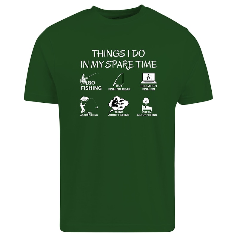 Puede incluir: Una camiseta de manga corta de color verde oscuro con texto blanco que dice THINGS I DO IN MY SPARE TIME, seguido de seis iconos con las etiquetas: GO FISHING, BUY FISHING GEAR, RESEARCH FISHING, TALK ABOUT FISHING, THINK ABOUT FISHING y DREAM ABOUT FISHING.