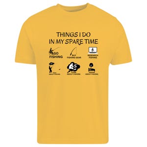 Puede incluir: Una camiseta de manga corta color amarillo mostaza con texto y gr&aacute;ficos en negro. El texto dice THINGS I DO IN MY SPARE TIME, seguido de seis iconos con las etiquetas: GO FISHING, BUY FISHING GEAR, RESEARCH FISHING, TALK ABOUT FISHING, THINK ABOUT FISHING y DREAM ABOUT FISHING.
