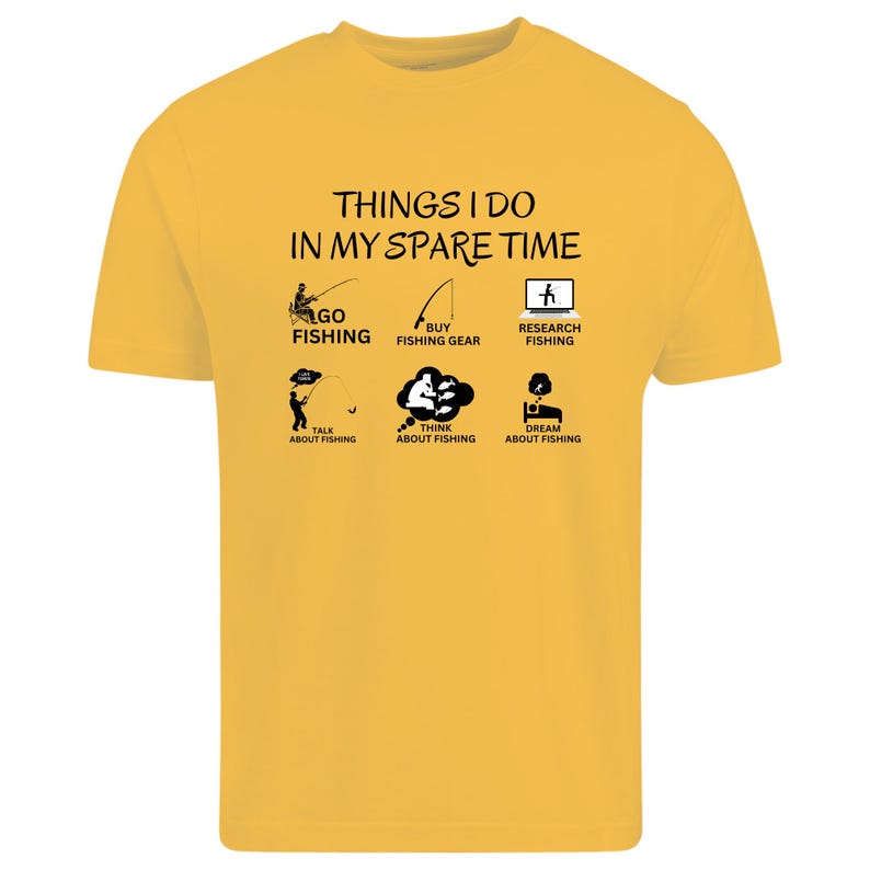 Puede incluir: Una camiseta de manga corta color amarillo mostaza con texto y gr&aacute;ficos en negro. El texto dice THINGS I DO IN MY SPARE TIME, seguido de seis iconos con las etiquetas: GO FISHING, BUY FISHING GEAR, RESEARCH FISHING, TALK ABOUT FISHING, THINK ABOUT FISHING y DREAM ABOUT FISHING.