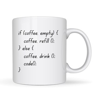 Op de afbeelding: Witte keramische koffiemok met zwarte tekst: "if (coffee. empty) { coffee. refill (); } else { coffee. drink (); code(); }"