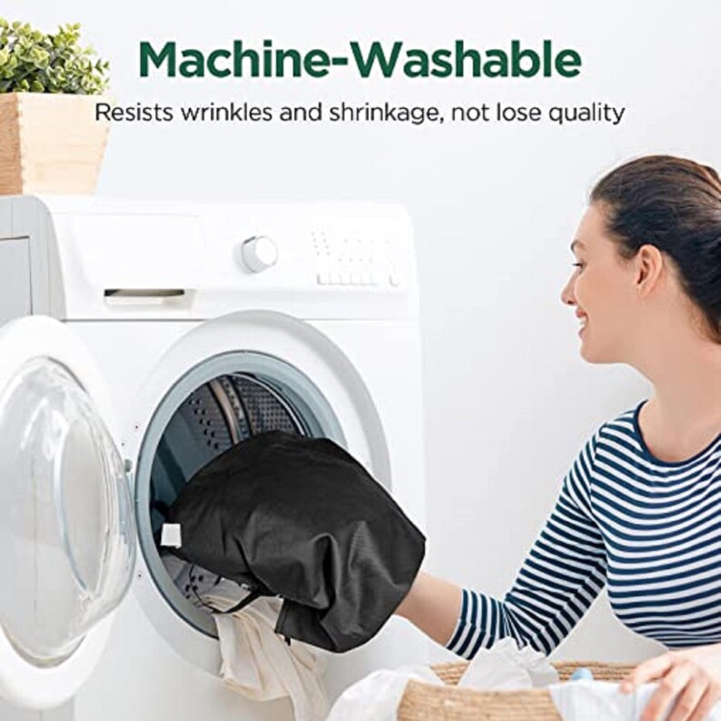 Puede incluir: Una persona est&aacute; colocando una bolsa de lavander&iacute;a negra en una lavadora blanca. El texto de la imagen dice "Machine-Washable. Resists wrinkles and shrinkage, not lose quality."