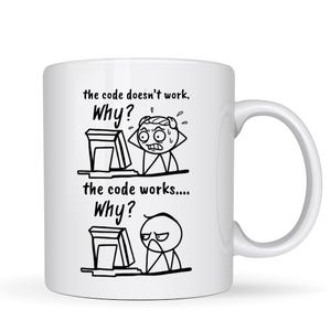 Può includere: Tazza in ceramica bianca con un design a cartoni animati in bianco e nero. La tazza presenta due pannelli con omini stilizzati e monitor di computer. Il pannello superiore recita "the code doesn't work, Why?" e il pannello inferiore recita "the code works.... Why?"