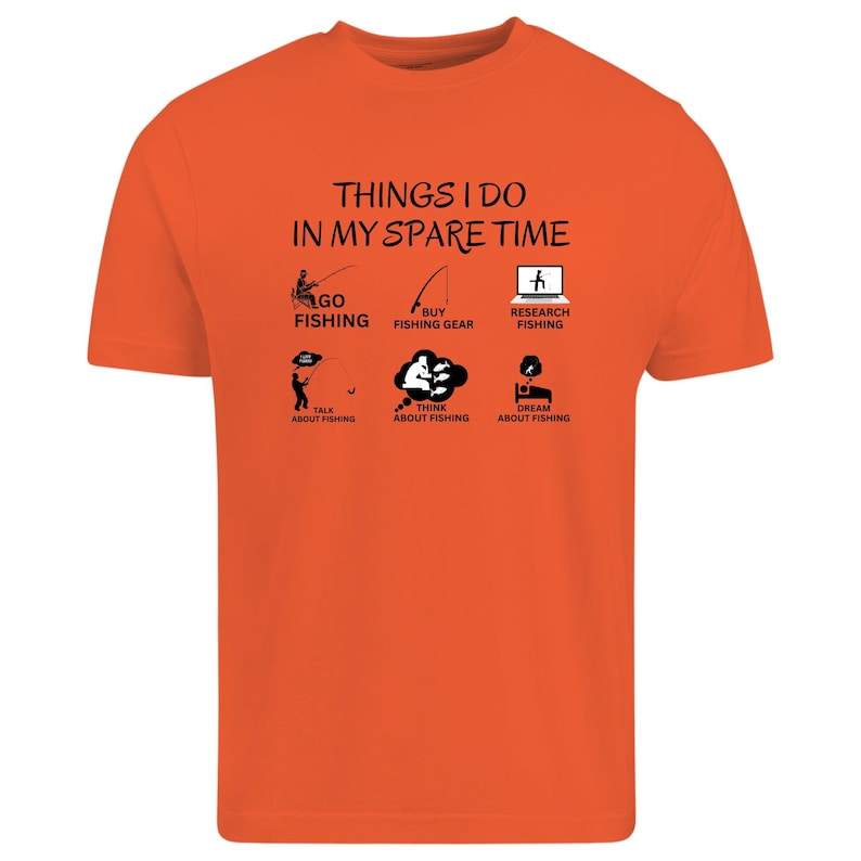 Puede incluir: Una camiseta de manga corta de color naranja brillante con el texto negro THINGS I DO IN MY SPARE TIME. Debajo del texto hay seis iconos gr&aacute;ficos negros que representan actividades de pesca, como ir a pescar, comprar equipo y buscar informaci&oacute;n.