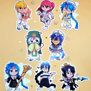 Pode incluir: Conjunto de oito adesivos de personagens de desenhos animados com personagens do anime Magi: The Labyrinth of Magic. Os personagens são representados em um estilo chibi, com cabeças grandes e corpos pequenos. Os adesivos são impressos em papel brilhante e têm um acabamento holográfico.