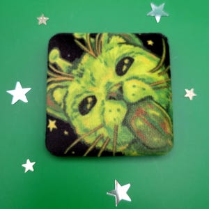 Fånig Alien Kitty Plyschmärke Knappnål