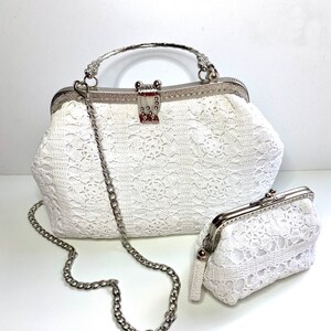 Sac à main en dentelle au crochet blanc avec poignée en métal avec petit sac à main et ensemble de chaîne