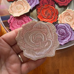 1 parche bordado floral de rosas para decoración de ropa / Para coser / Aplicar con plancha