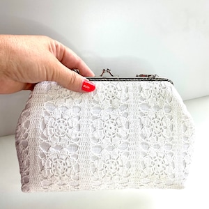 Encaje de ganchillo blanco Marco de metal plateado Kiss Lock Clutch con cadena