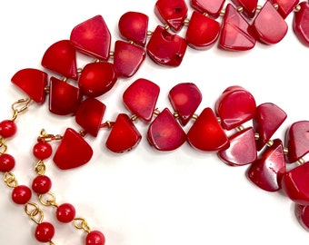 Collar de cuentas de coral rojo teñido naturalmente.