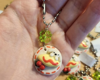 Adorable plat kawaii fait main en pâte polymère omurice et breloque en perles de chien endormi