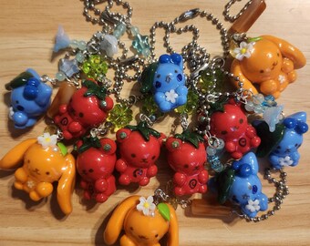Adorables breloques kawaii en pâte polymère faites main avec des fruits, des tomates, des oranges et des baies bleues