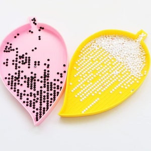 Leaf shaped Plastic Funnel Rhinestone Sorting Tray Yellow and Pink Nail Art Bling Arts Crafts Supplies Tools