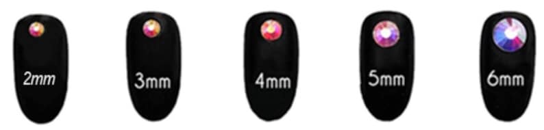 Puede incluir: Cinco pegatinas ovaladas negras para nail art con diferentes tama&ntilde;os de piedras de cristal de colores. Las pegatinas est&aacute;n etiquetadas con 2 mm, 3 mm, 4 mm, 5 mm y 6 mm.