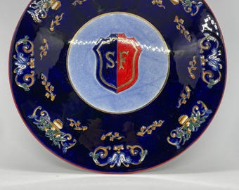 Placa de Gien: estilo retro renacentista con iniciales S F