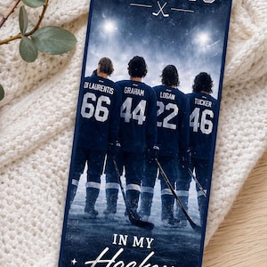 Op de afbeelding: Een marineblauwe telefoonhoes met een hockeythema. De hoes heeft de tekst "Off Campus" en "In My Hockey Era". Het toont vier hockeyspelers met hun rugnummers: 66, 44, 22 en 46.