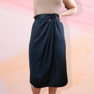 Black wrap skirt with a little bow on the waistband Size 14 Mia Cassaria Roma